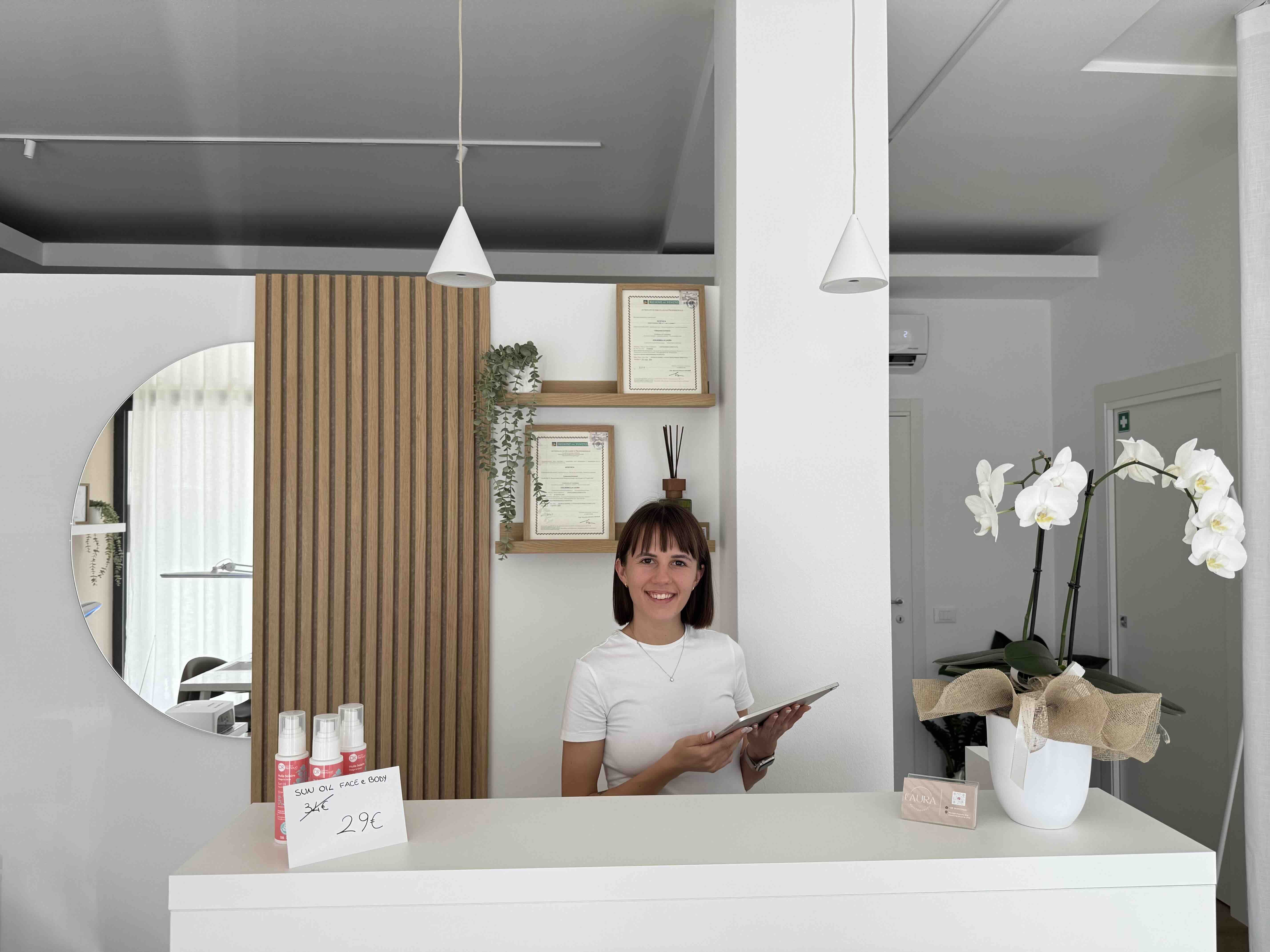 Laura, L'AURA Nails&Beauty